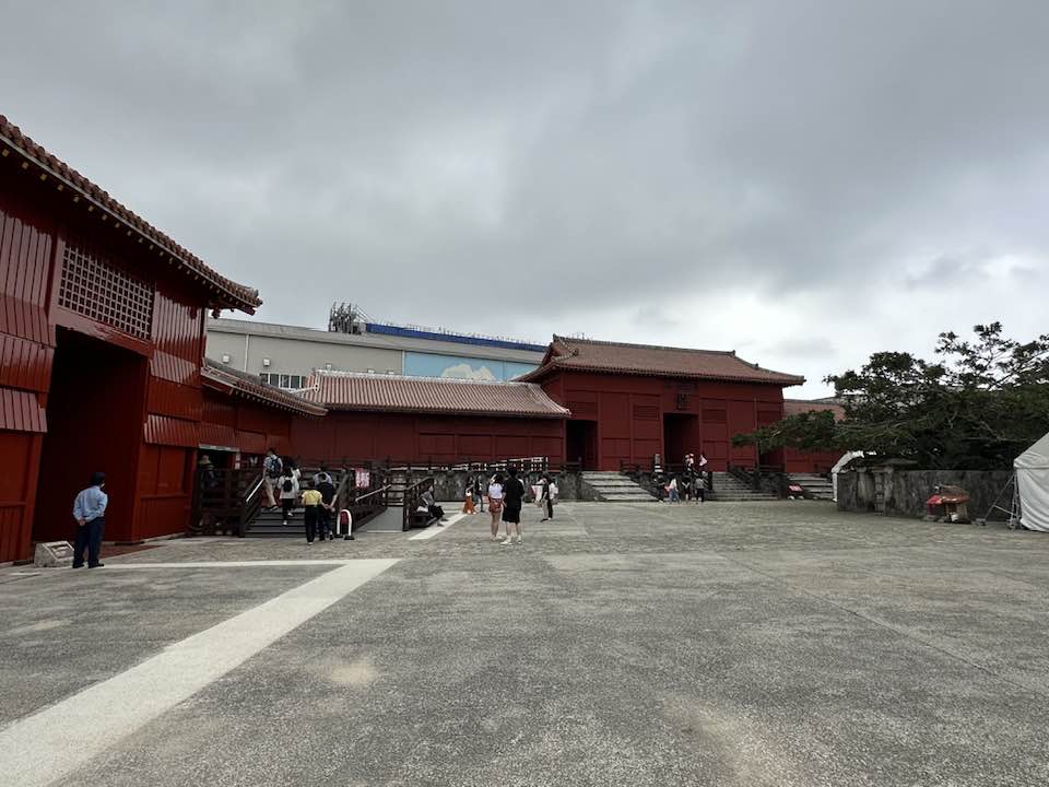 首里城正殿は建設中でした。3年後の夏には完成予定とのこと!